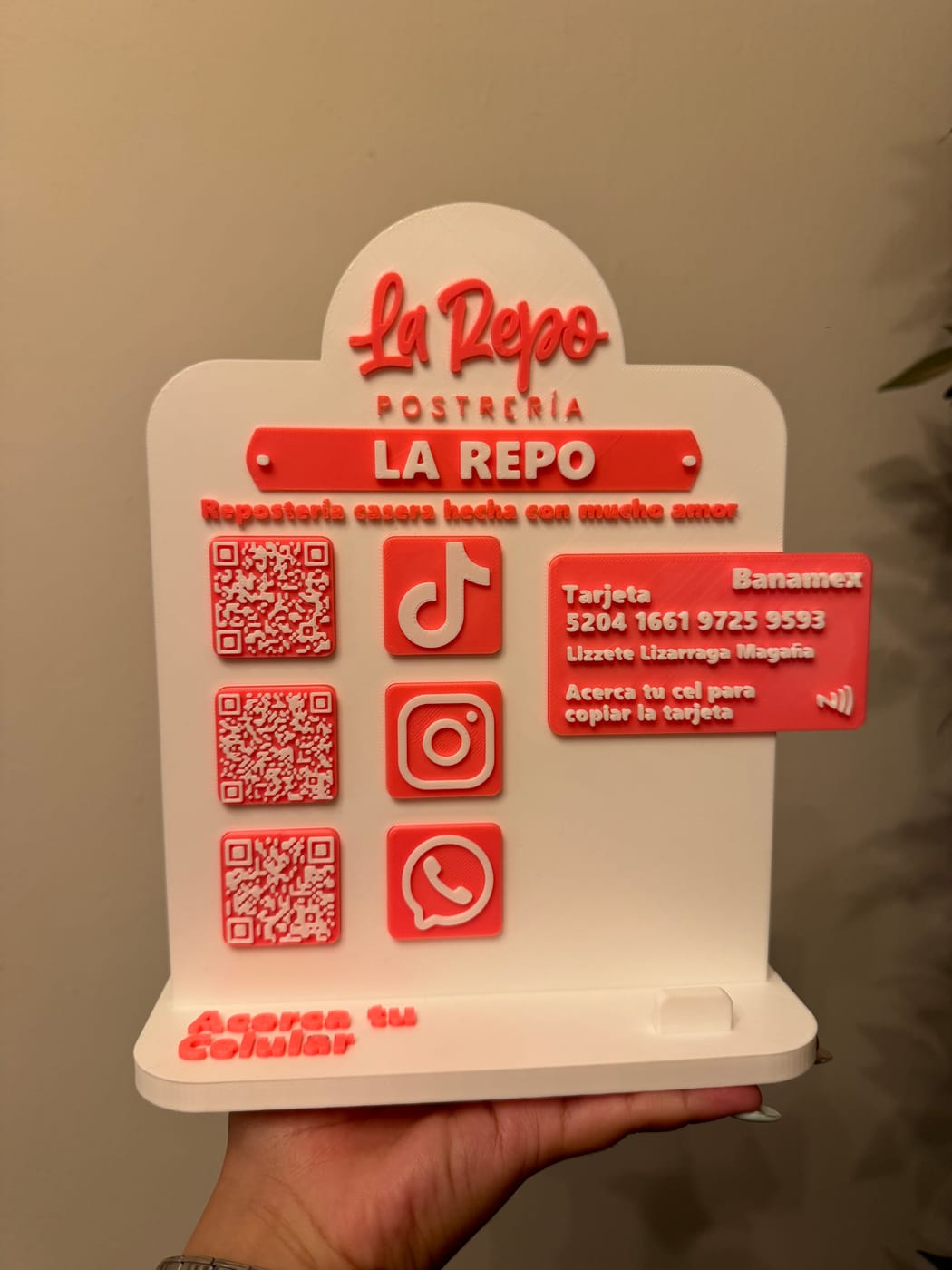 Display Inteligente para Negocios (NFC + Código QR + Datos de Pago)